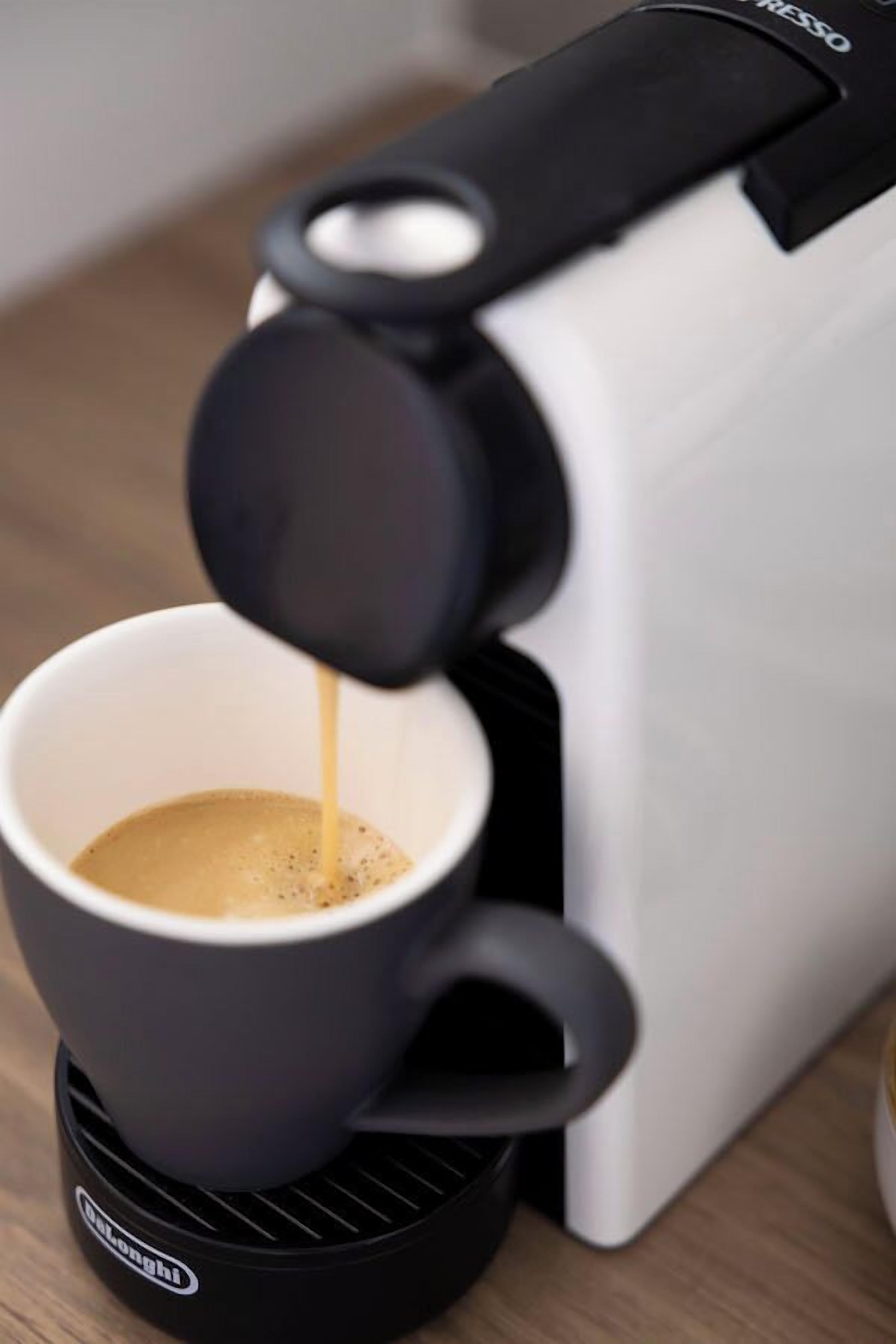 Une machine à café qui verse du café dans une tasse.