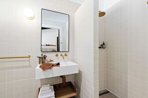 Deluxe Room, 1 King Bed | Bathroom | Shower, hair dryer, towels