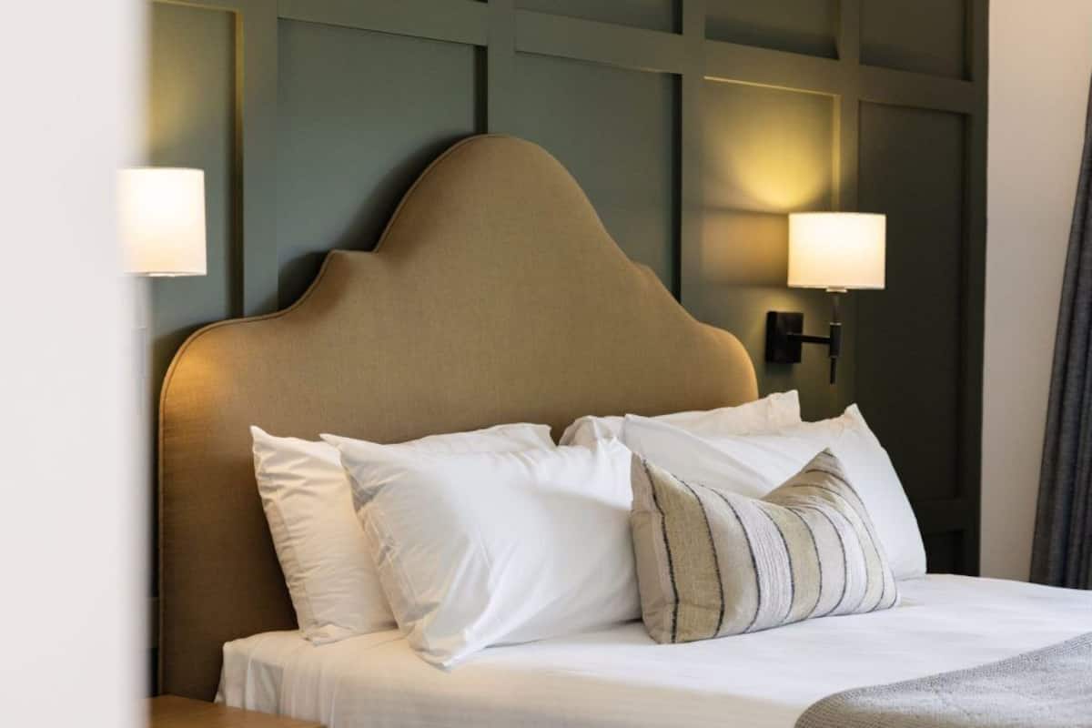 Superior King Room | 1 bedroom, individually furnished, iron/ironing board, free WiFi