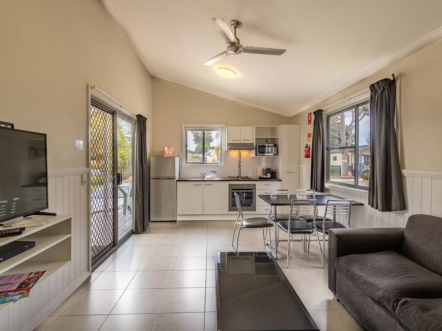 Cabaña Deluxe, 2 habitaciones, para no fumadores, cocina (Deluxe Cabin) | Área de sala de estar | Televisión