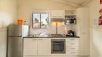 Cabaña Deluxe, 2 habitaciones, para no fumadores, cocina (Deluxe Cabin) | Cocina privada | Lavavajillas y cafetera y tetera