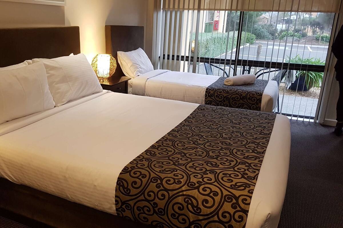 Twin kamer (Deluxe Twin) | Luxe beddengoed, een minibar, een bureau, een strijkplank/strijkijzer