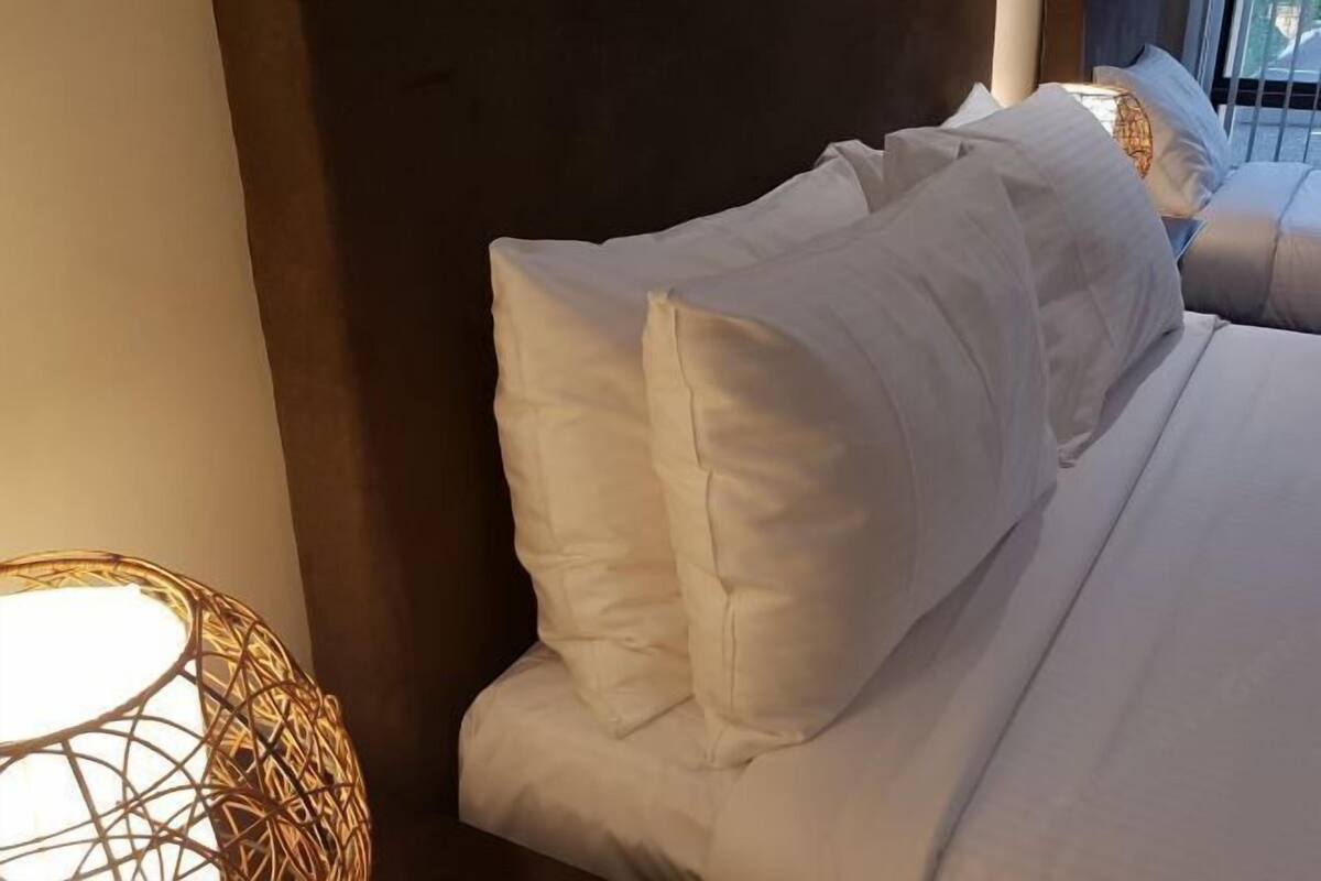 Luxe beddengoed, een minibar, een bureau, een strijkplank/strijkijzer