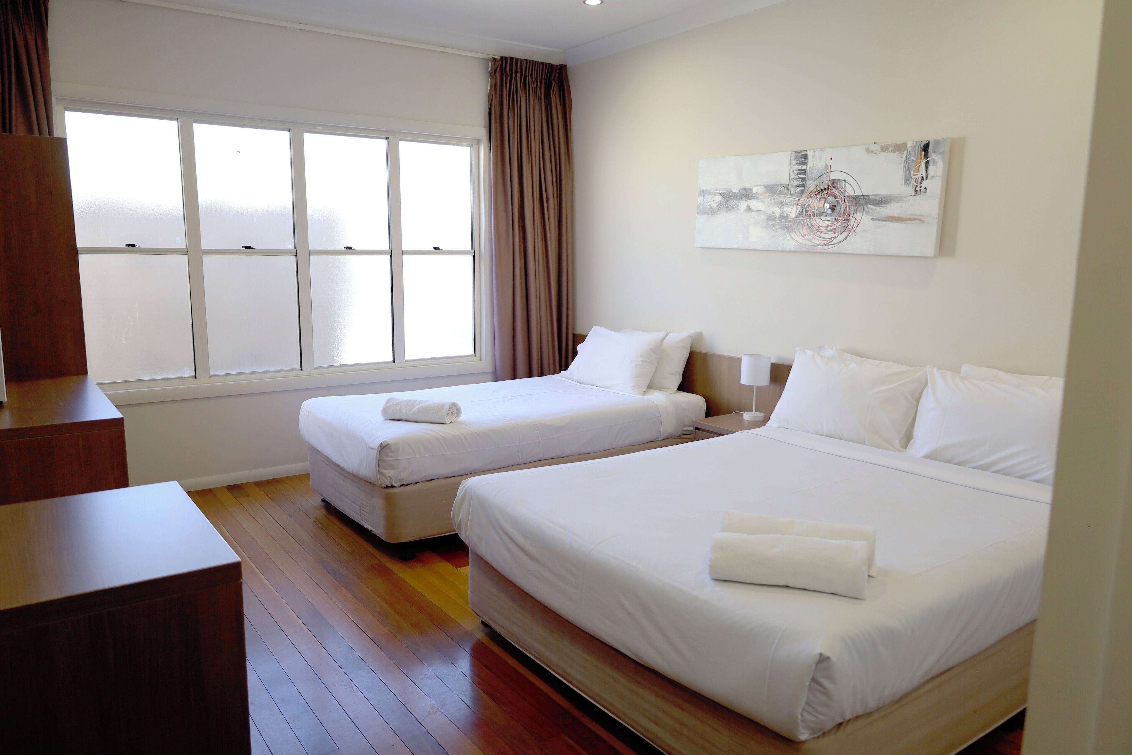 Habitación estándar (Queen + King single) | Cunas (de pago), wifi gratis, ropa de cama