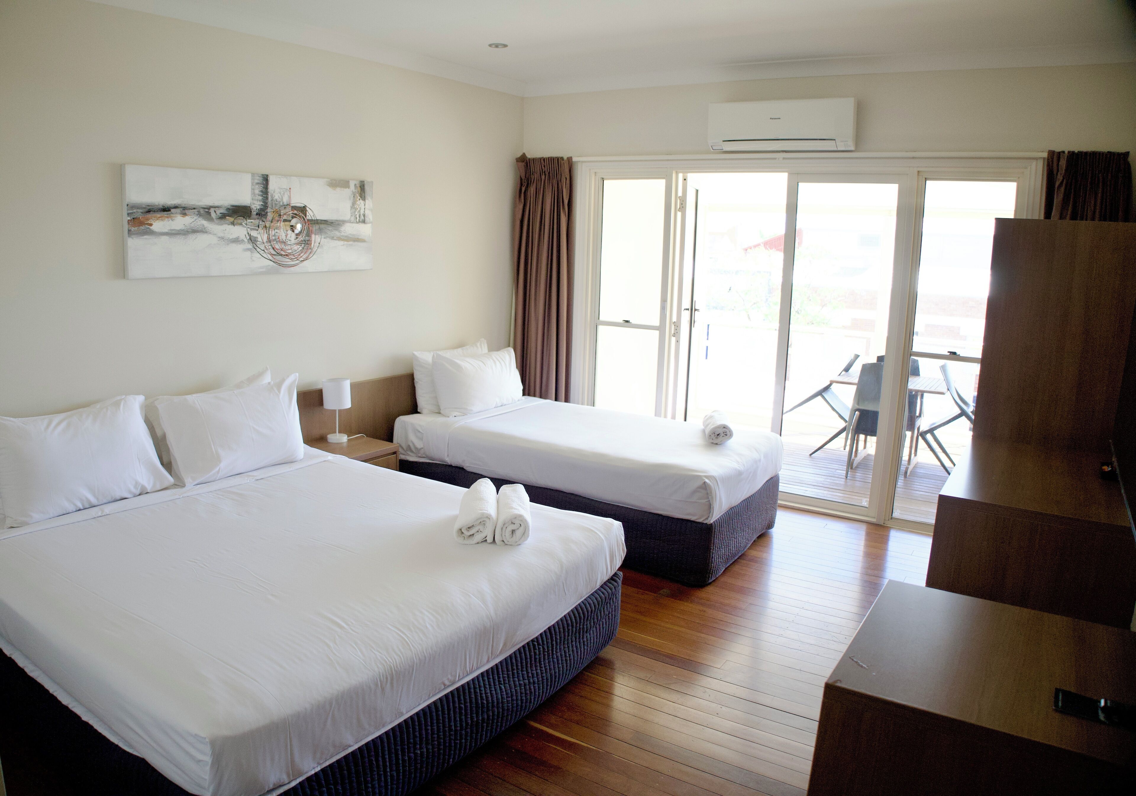 Habitación estándar, balcón (King + Single w balcony) | Cunas (de pago), wifi gratis, ropa de cama