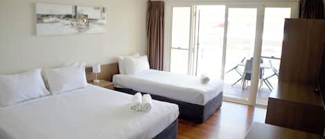 标准房, 阳台 (King + Single w balcony) | 婴儿床、免费 WiFi、床单