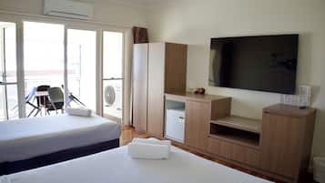 Habitación estándar, balcón (King + Single w balcony) | Cunas, wifi gratis y ropa de cama