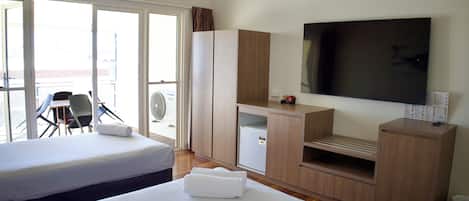 Habitación estándar, balcón (King + Single w balcony) | Cunas, wifi gratis y ropa de cama