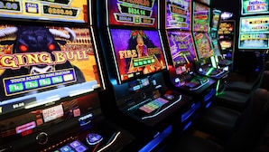 Eine Reihe von Spielautomaten mit verschiedenen Spielmotiven und Gewinnanzeigen.