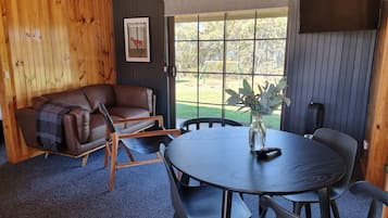 Familierom, 2 soverom, ikke-røyk, kjøkken (2 Bedroom Family Room ) | Wi-fi (inkludert) og sengetøy
