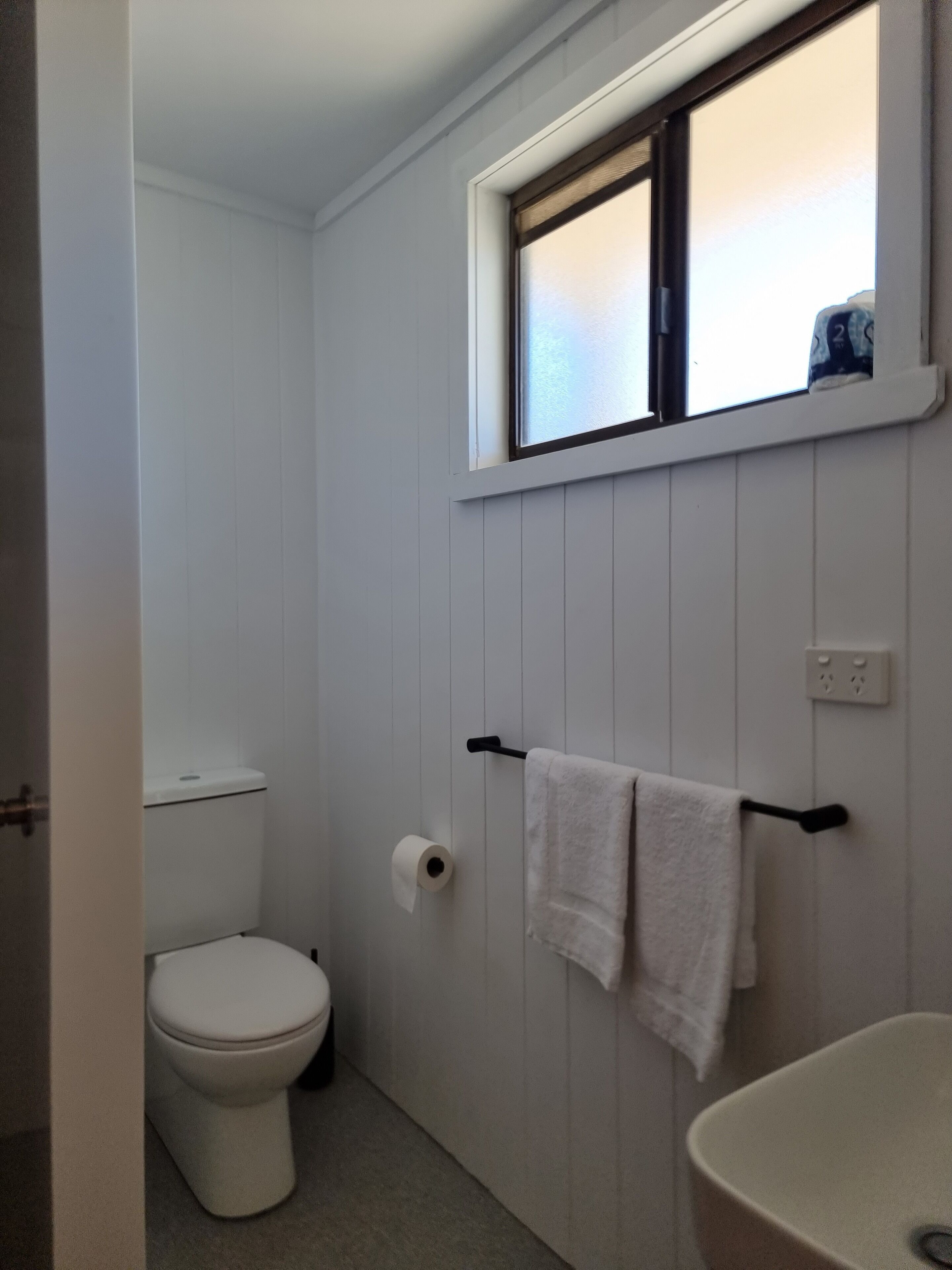 king ensuite self contained | bathroom | towels