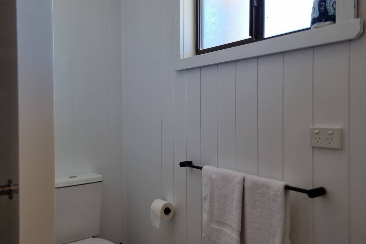 king ensuite self contained | bathroom | towels