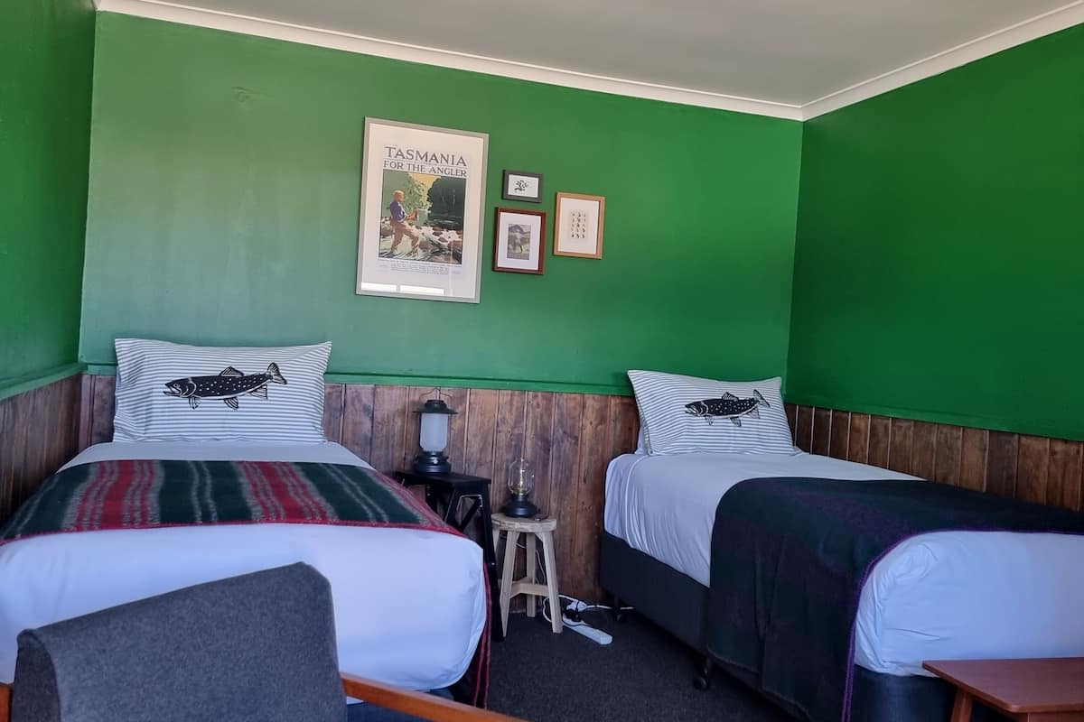Cabana básico, 2 camas de solteiro | 1 quarto, Wi-Fi de cortesia, roupa de cama