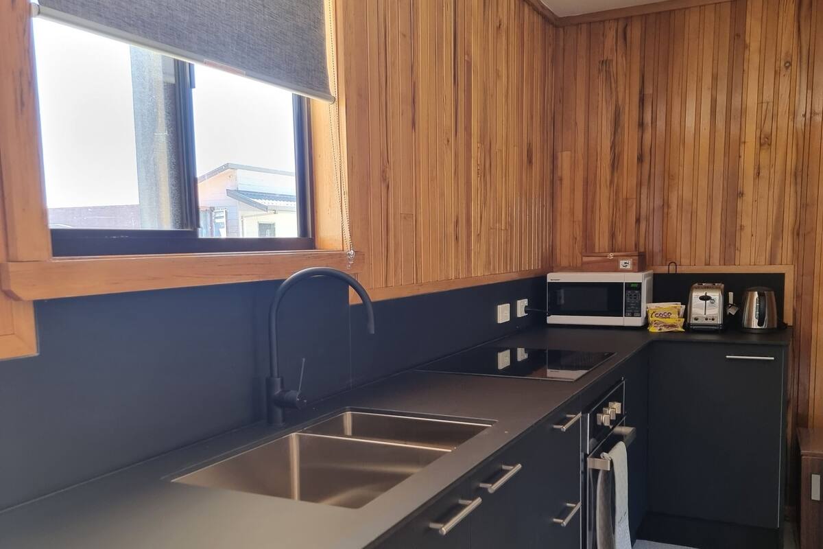 king ensuite self contained | private kitchen