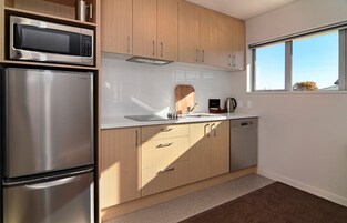 Cafetera/tetera, refrigerador, microondas, placa de cocina
