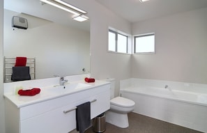 Bathroom - Lincoln Motel (Lincoln)