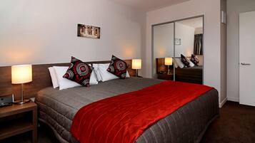 Desk, soundproofing, free WiFi, bed sheets