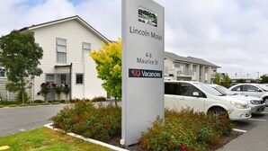 A hotel named Lincoln Motel with a sign indicating 4-6 rooms available at Maurice St. - Lincoln Motel (Lincoln)