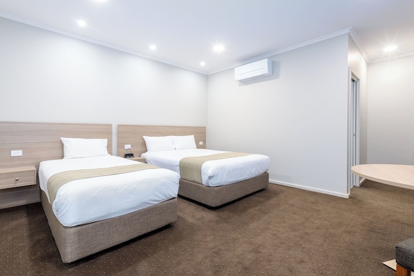 Deluxe Triple Room, Multiple Beds | Desk, free WiFi, bed sheets