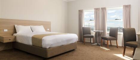 Escritorio, wifi gratis y ropa de cama