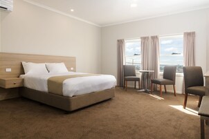 Escritorio, wifi gratis y ropa de cama 