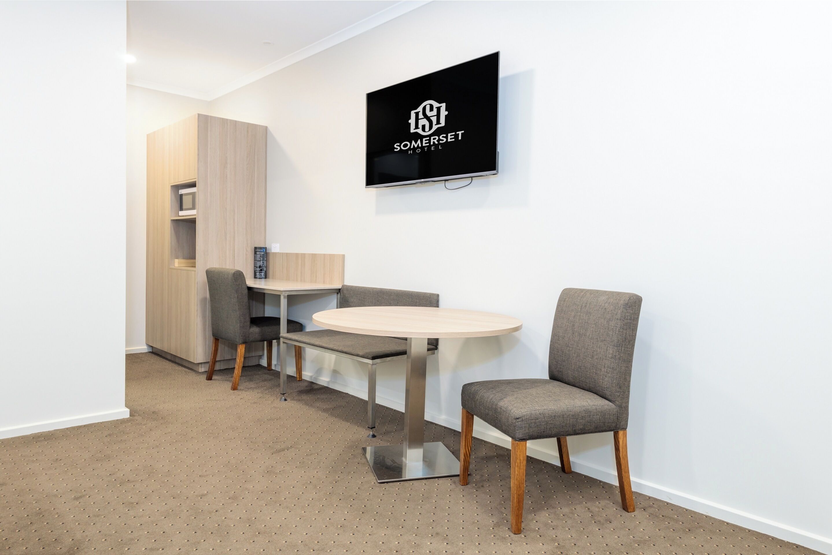 デラックス トリプルルーム ベッド (複数台) | リビング エリア | 42 インチの薄型テレビ (デジタル放送視聴可)、テレビ