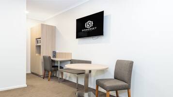 Tremannsrom – deluxe, flere senger | Oppholdsområde | En 42-tommers Flatskjerm-TV med digitale kanaler samt TV