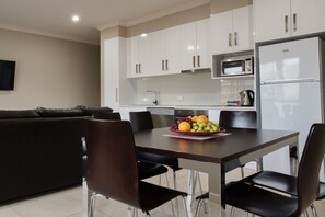 Apartamento standard, 2 quartos, para não fumantes, cozinha (Upstairs) | Opções para refeição no quarto