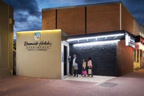 Front of property - evening/night - Renmark Holiday Apartments (Renmark)