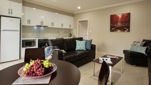 Un apartamento moderno con cocina, comedor y sala de estar.