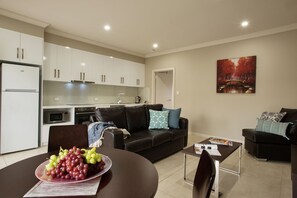 Apartemen Standar, 1 kamar tidur, Bebas Asap Rokok, dapur (Apartment) | Dapur pribadi | Lemari es besar, microwave, kompor, dan mesin pencuci piring