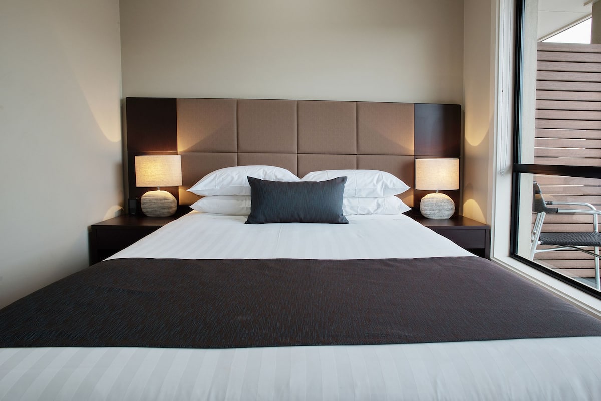 Standaard appartement, 2 slaapkamers, niet-roken, keuken (Upstairs) | 1 slaapkamer, een strijkplank/strijkijzer, gratis wifi, beddengoed