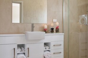 Regadera, amenidades de baño gratuitas, secadora de cabello, toallas