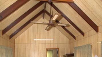 Suite estándar, 1 habitación, para no fumadores, cocineta (Villa) | Sala de estar | Televisión de pantalla plana