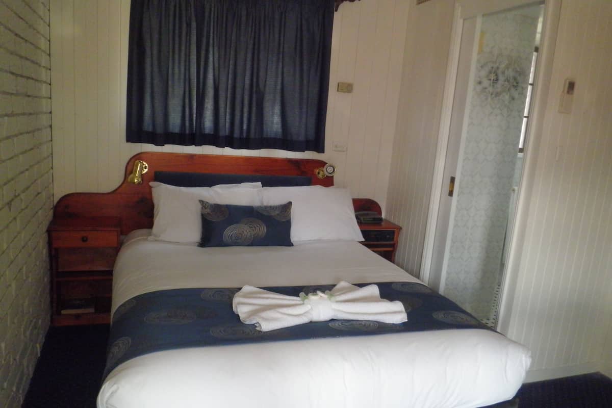 Standard Room, Non Smoking, Balcony (Poet's Queen Room) | 2 bedrooms, iron/ironing board, free WiFi, bed sheets