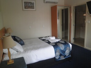 Habitación Deluxe, para no fumadores (Queen Deluxe) | Tabla de planchar con plancha, wifi gratis y ropa de cama 