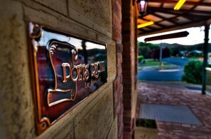 Exterior - Poets Recall Motel (Gundagai)