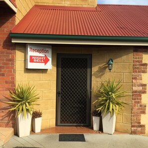 Exterior - Poets Recall Motel (Gundagai)