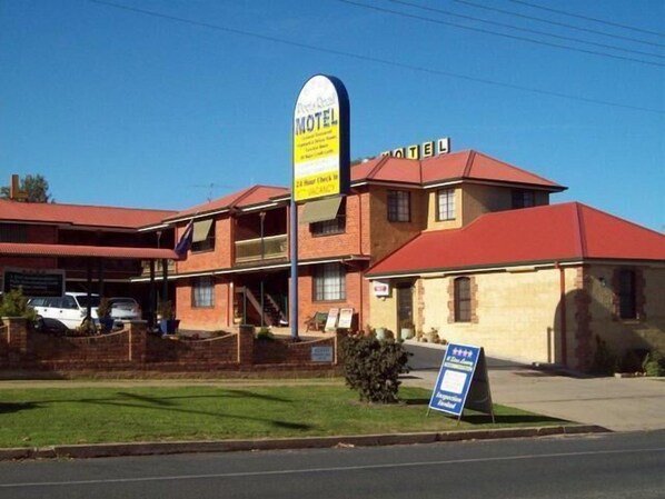 Exterior - Poets Recall Motel (Gundagai)