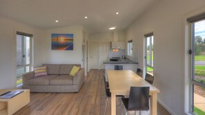 Cabaña Premier, 2 habitaciones, acceso a la alberca, vista a la alberca | Área de sala de estar | Televisión LCD 
