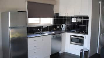 Geladeira grande, micro-ondas, cooktop, cafeteira/chaleira