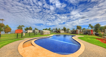 Una piscina al aire libre