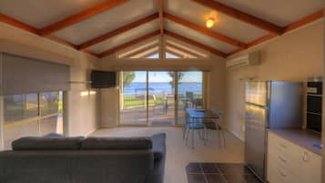 Cabana standard, 3 quartos, vista para o lago | Área de estar | TV LCD