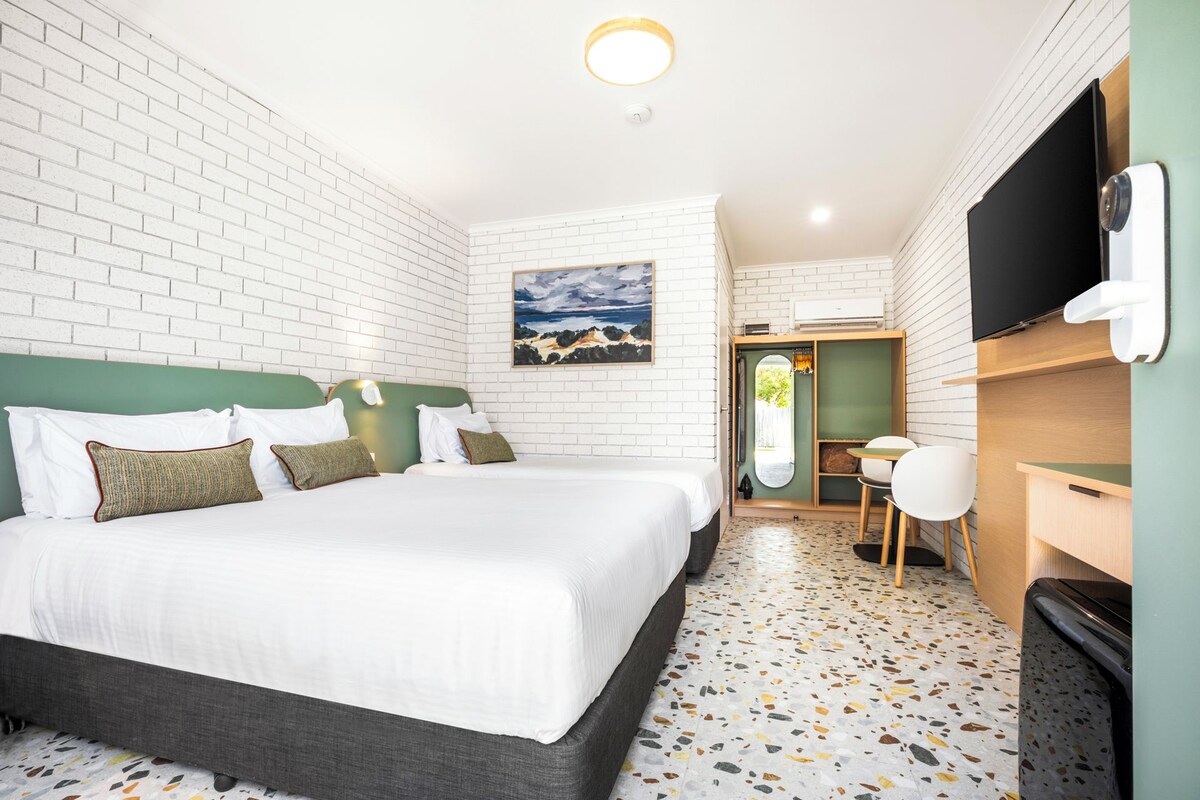 Espacio para trabajar con laptop, wifi gratis y ropa de cama 