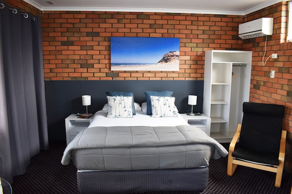 Espacio para trabajar con laptop, wifi gratis y ropa de cama