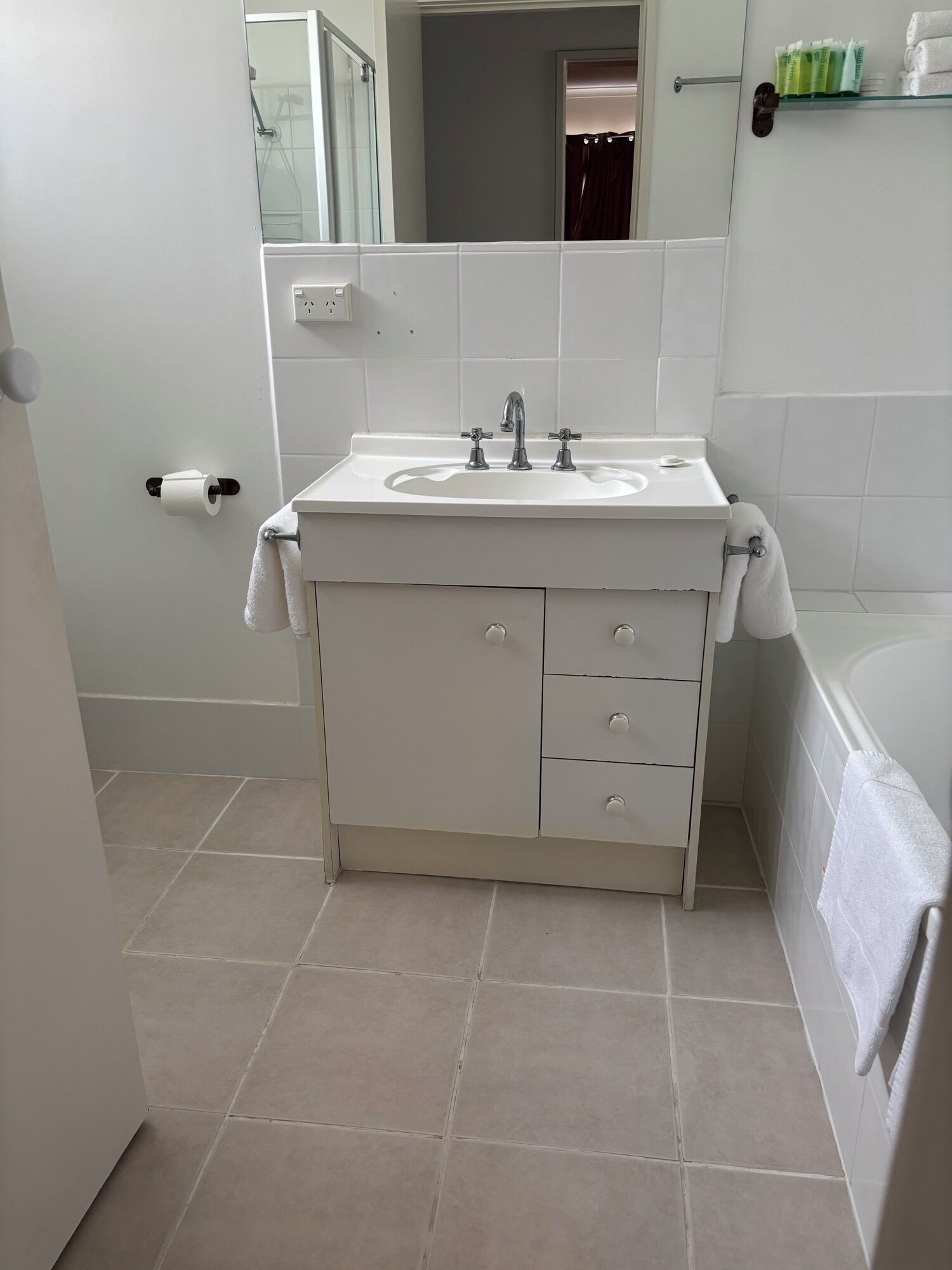 Ducha, artículos de tocador gratuitos, secador de pelo, toallas