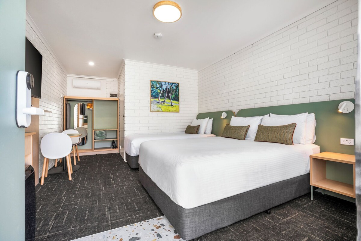 Espacio para trabajar con laptop, wifi gratis y ropa de cama 