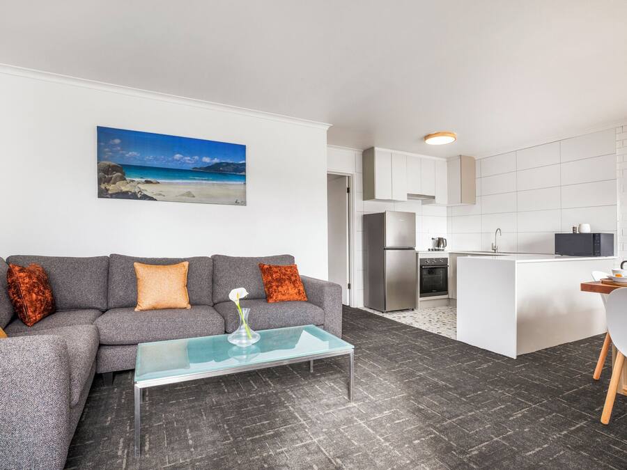 Apartamento família | Área de estar | TV de tela plana