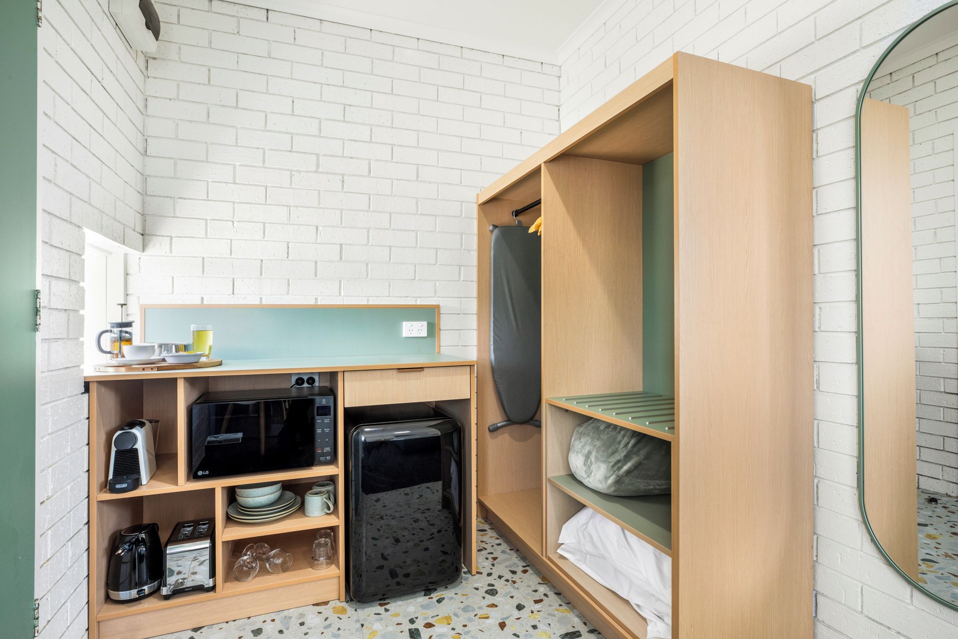 Eine kleine Küchenzeile mit Mikrowelle, Toaster und Kaffeemaschine.