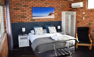 Habitación superior | Espacio para trabajar con un portátil, wifi gratis, ropa de cama